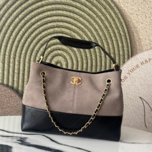 hanel25A high-end handmade suede bag
The focus of the 25A Handicraft Workshop Hangzhou show
A masterpiece where classics and innovations intertwine
an ebony lacquered screen inspired by Mademoiselle Chanel;
The collision of the iconic rhombus pattern and the unique color-blocking design materials shows luxury; the large bag body is paired with exquisite small bags,
"Bag on bag" is too bold an innovation
Beautiful and practical! Super mini “Pearl Love”
The CF pendant is removable and can be paired with any large bag!
I really love this layered feeling.
No.: 3351, gray black
Size:36*24*12cm
P900