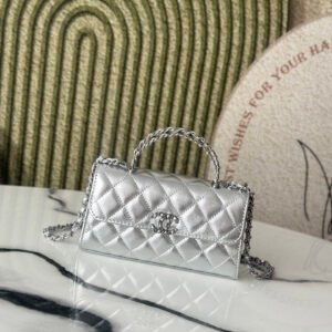 P550
"Silver" sheepskin is exclusively shipped to Chane10
25s new version cross handle kelly no leather horizontal version large size
You must buy this season. Kelly's horizontal flip cover design is retro and fashionable, and the leather and chain interlaced handles are beautiful and full of high-end feeling.
The hand feel is also great! Whether it is on the shoulder or in the hand,
It can easily handle various occasions! Not only the appearance is breathtakingly beautiful, but the internal space is also very practical.
Can easily hold items needed for daily life~
No.: 66055
Size:18*10*4.5cm
With packaging: 7355063