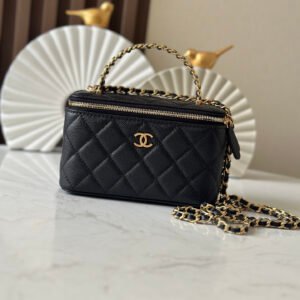 Chane10 24A cowhide metal font handle long box
I feel like the long box with the handle is made of cowhide. I’m so happy this season. I never expected that the 24a long box of my dream bag is actually available. Seeing the real thing really touches my girly heart. The retro matte handle + pebbled calfskin texture instantly fills up the room. It’s simple and yet unique, so it’s versatile in all seasons.
The attitude of the sa that I met was very nice. I was given several long boxes for me to take a look at and compared, and I chose my dream bag.
No.: 66053 black
Size 9.5×17×8cm
With packaging: P570