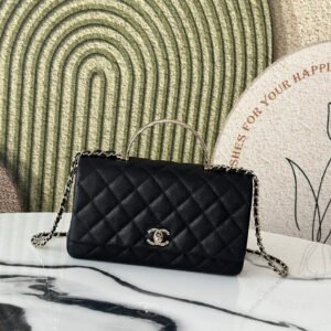 25s spring and summer metal handle cover
The unique design of the CocoCrush ridged metal handle flap bag breaks the rules and is full of fashion. The elegant temperament comes out as soon as you carry it. It is simply a work of art~
Black gold is versatile and doesn’t pick anyone, perfect for commuting and dating.
No.: 3365 black
Size:23cm
P790