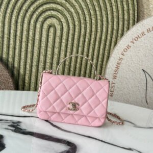 25s spring and summer metal handle cover
CocoCrush ridged metal handle
The unique design of the flap bag breaks the rules,
With a sense of fashion, the elegant temperament comes to your face as soon as you carry it.
This is simply a work of art~
Black gold is versatile and doesn’t pick anyone, perfect for commuting and dating.
Number: 3352. pink
Size:12*18*6.5*cm
P740