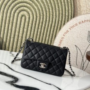 P700 purchasing agent level🇺🇸Advanced version CF 1119
European original factory Haas specializes in imported ball pattern caviar cowhide
Imported Italian ZP customized steel hardware, all steel plated with 3M thick gold
My top product!
Once again, the leather, hardware, and detail workmanship are upgraded to create a perfect presentation. Fine ball pattern
Size: 20*6*12.5cm.