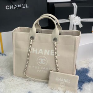 Top quality goods_p510 France·High-end customized products Chanel

AS66941# Chanel 2022 new color mother-child beach denim canvas bag: classic travel shopping bag series:

[Applause] Original cowhide handle. Mommy bag has a simple buckle design． Every detail is matched to the fabric and embroidered logo, the quality is superb!

This cloth bag has become a hot item!

size：38X32X18CM