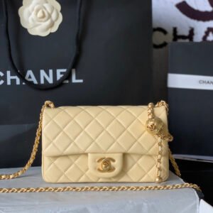 Top quality goods_p640 France·High-end customized products Chane1

AS1787# Classic Bag # 2020 latest ~ CF gold beads series

It’s really hard to find it all over the world. It’s hard to find a pack. It’s so popular. Add a gold bead to adjust the length of the shoulder strap, making it more refined.
In addition, the quality of our hardware is even better than that of the original hardware. It can be carried normally across the body or on one shoulder. You can also shorten the shoulder strap and use it as an armpit bag. It is a perfect and versatile bag!
The color is made of imported sheepskin, and the interior is equipped with imported original matching lambskin + top-quality matching full copper hardware! The quality is even better.
Fashion is changing, but who wouldn’t be willing to meet it?

size：20x13x7cm