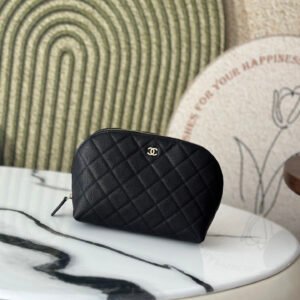 31102👸Exquisite and fragrant💅24b shell bag,
Wear-resistant cowhide travel storage bag👑very necessary〰very practical
♥️⌚️💎Cleaning products🛀Products💄
They are all well categorized💕
It feels better to travel this way👍
Calfskin👌This season’s pull cards have been changed〽️more refined💯
Size: 19*10*13cm
P400