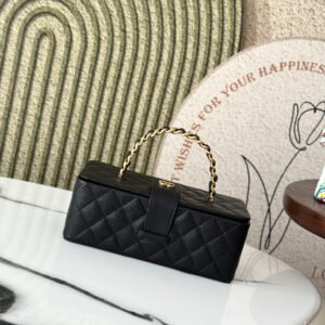 P730 Large 2226 original development
In stock Chane🪐Vintage cosmetic bag
This is Grandma Xiang’s 👵 vintage monster-level cosmetic bag! Portable cosmetic bag in dignified color
The details are top notch! The hand-held part is hand-made with great effort and time, no matter from the curvature. The capacity is very large and the built-in mirror is very considerate. It has a strong sense of high-end no matter how you wear it!
Size 22*10*8.5cm
Color: black ball grain cowhide
1075048