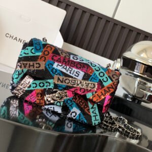 P1300 CHANEL MINI CF Rainbow Sequin Evening Bag
Sheepskin lining➕All steel hardware
Size: 20x14x7cm
Style number: 4418