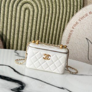 🌟New version update⭐️CHANEL 24C double gold ball box
I really like Chanel’s new double golden balls this season
I fell in love with this bag at first glance, classic black gold and two gold beads.
The length of the chain is adjustable. If it is in stock, hurry up and buy this bag. I prefer to carry it by hand, cross-body or on the shoulder. The capacity can also be adjusted. Style number: 66039 Size: 19cm. P540