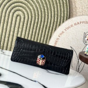 P800 Second-hand crocodile pattern Chanel's most classic clutch evening bag
Black vintage hardware buckle, wear-resistant cowhide,
The crocodile pattern on the bag is full and three-dimensional
Elegant and full of personality😍Fully feminine
It has a strong aura and the chance of bag collision is very low😎It’s a heart-warming feeling💗A must-have item📸Recommended to buy. A2217
Size: 30*13*4.
8981099