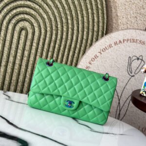 P1030 1112 Spot Chane✨Imported Sheepskin Quan Gang Hardware
New style: blue with rose red, color buckle, classic color, sheepskin
Twist opening and closing, equipped with a sliding chain, can be worn on one shoulder or cross-body at will. The whole bag looks very exquisite, fashionable and versatile. This pink gold color is really eye-catching🤩It feels like a girl and a lady. With colorful buckles, it looks like a queen💋
Size: 25.5*15*6cm. 41103075