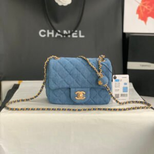 Top quality goods_p580 France·High-end customized products Chane1

AS1786# Chane1 latest large gold beads cf model, denim series.

It’s really hard to find it all over the world. It’s hard to find a pack. It’s so popular. Add a gold bead to adjust the length of the shoulder strap. It’s more refined.

In addition, my hardware only sells all-copper hardware, and the quality of the opposite version is better. It can be carried normally across the body or on one shoulder. You can also shorten the shoulder strap and use it as an armpit bag.

size：18X13X7cm
