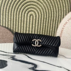 In stock 💄 New in stock chanel latest hand held evening bag
The vintage hardware buckle wear-resistant deerskin bag has full V-shaped lines.
It's three-dimensional and elegant. It's also full of personality. It's very feminine and has a strong aura. The chance of getting hit is very low. It's a heart-pounding feeling.
Recommended must-have items
Size 30.12.6
No.: 86015
With packaging p700