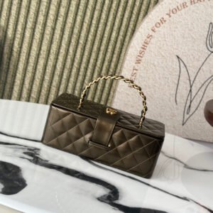 P730 Large 2226 original development
In stock Chane🪐Vintage cosmetic bag
This is Grandma Xiang’s 👵 vintage monster-level cosmetic bag! Pearlescent gold hand-held cosmetic bag. This color is really amazing. Different lights can reflect different colors. The color details are full marks for high quality! Both the curvature and the color of the portable part are all handmade with time and effort. The capacity is very large and the built-in mirror is considerate. No matter how you wear it, it has a strong sense of luxury!
Size 22*10*8.5cm
Color: patent leather emerald green
1075048