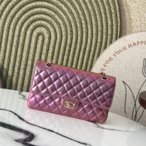 P930 spot classic model exclusive zp development
Chane✨New Colorful Purple CF Chain Flip Bag
Classic pearlescent new color, twist closure
Equipped with a sliding chain, it can be worn on one shoulder or cross-body at will.
The whole bag looks very exquisite, fashionable and versatile
This pink gold color is really eye-catching🤩It feels like a girl and a lady. Paired with light gold hardware, it looks like a queen.
Size 25.5*15*6cm.
No. A1112 colorful purple
1093088