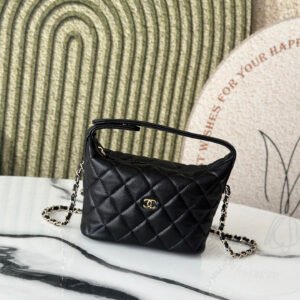 P600 upgraded version new Chane1 25C lunch box bag black cow gold
Original calfskin, the best model for ladies. The grains are full and the convexity is obvious, the bumps are moist and shiny, and the recesses are matte.
Forming a two-color three-dimensional contrast effect,
Paired with exclusive pure steel champagne gold buckle~
No.: 3338 black
Size:21.5*19*6cm
8360075