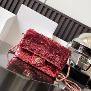 P1300 CHANEL MINI CF sequin evening bag
Sheepskin lining➕All steel hardware
The bag is soft and not tight at all
Scroll up and down↕️natural color gradient
Size: 20x15x7cm
Style number: 3965