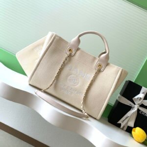 Chanel beach bag shopping bag
Made of cotton, with a combination of calfskin and metal, it is a large bag that has made a breakthrough in the era of small waste bags. It is said that fashion is a circle, and it comes back again. However, Chanel has given it more texture and fashion sense. It can be carried by urban beauties to work, fitness, grocery shopping, and taking care of children. It can also be carried for travel, leisure and commuting, and the usage rate is touching👩🏻‍💻
Style number AS3257
Size 33cm