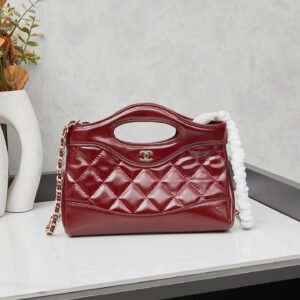 New model with box batch Chanel 24S❤️‍🔥31Bag Nano|||Who bought 31bag nano
Oh, it’s me! ! 😍
The 24s model is made of waxed sheepskin, with bulging diamond patterns and soft leather. It is smaller and more delicate in real life, very retro, and can be carried by hand🉑cross-body, and the chain will be longer when worn cross-body. The capacity is still enough, you can put your phone down📱The disadvantage is that there are creases on both sides. But it doesn’t affect my love for it😌
Size 21x14x4, model 9958