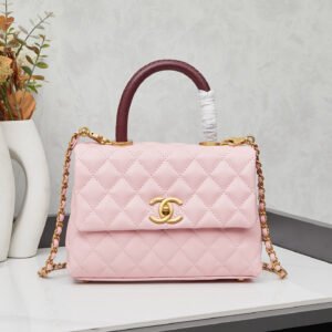 New model with box small size batch  coco handle black gold bull red handle ||| Coco handle
[Rainbow R] Black Taurus with red handle
Coco Handle is a classic tribute to women. It not only inherits the classic elements: rhombus, logo, leather chain, but also creates something new in the classics;
Coco Handle evolved from cf. Whether it is the appearance or the classic elements, people can instantly recognize the scent, but it has an additional handle, which makes people like it even more.
The handle and bag body are of different colors. The burgundy handle and black create a visual color difference, and the matching effect is elegant and temperamental.
Coco Handle, this bag named after Ms. Coco, is now gaining momentum in the fashion circle as much as CF, the homeless bag, so it is very rare. Sales said that you just have to wait, and the girls who try their luck to get it are all luy girls!
handle size 22x15x8, model 2402