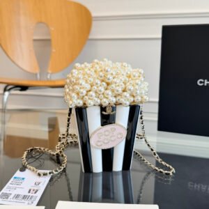 Shipping: 24k popcorn in stock🍿️🍿️Do you have any beautiful women who want to own fashionable items? Stylish items that highlight your individual charm. Popcorn bucket Chanel 24K popcorn bucket 🍿️! This is probably another player product 😜 It is estimated to be six figures. I should not say that compared to the previous guitar and tea box, I can get more popcorn buckets. This pearl popcorn is quite unique (exquisite). What do you think? 24K Chanel exclusive COCO Popcorn🍿️I love this so much😍Do you have an exclusive small bag👝 Size: 16 X 11 X 7 cm Style number AS5217