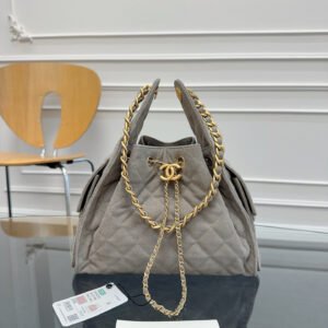 Chane1🔯25C show style HOBO BAG hippie bag AS5293 special design style. Smooth cowhide with gold metal. Super good match. The upper body feels better than the picture. The capacity is very touching. There are double C logos on the left and right sides. Elegant and retro. A model of Parisian heroine. I like it very much. Size: 30×26×14cm