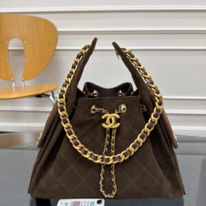 The latest brown suede series Chane1🔯25C show style HOBO BAG hippie bag AS5293 special design style suede with gold metal, a perfect match. The upper body feels better than the picture, the capacity is very touching, there are double C logos on the left and right sides, elegant and retro, a model of Parisian heroine, I like it very much😘 Size: 30×26×14cm
