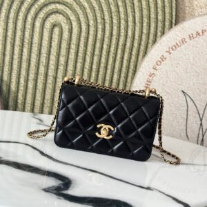 P630 zp developed the exclusive all-steel thick gold hardware on the entire network,
24C Double Gold Beads Series🎉🎉
The length of this series of chains can be adjusted freely.
[Strong][Strong] Super considerate design
[Face Covering] Flap bags have always been a popular style.
Similar to CF, large capacity, easy to match with the upper body [strong] [strong]
Imported calfskin [smile]
Trumpet: AP2615
Size: 19*12*8cm
7463069