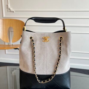 Exclusive quality high-end original ready stock 25A suede bag｜vertical style
The new 25A series is here, this suede and leather bag is simply a fairy design! High-grade suede and smooth calfskin collide, full of texture, rhombus pattern + classic double C logo, low-key luxury‼ ️Suede × glossy leather, great layering! The distressed gold chain is adjustable and can be worn on one shoulder and cross-body with one bag in hand! The capacity can hold a mobile phone + lipstick + air cushion, it is practical and will not collapse! Versatile and not picky! size: 39*33*16cm AS5635