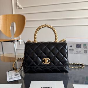 Top quality Chane1♨️24a handmade series, hot style coming🎶2215 ♑️cocohandle classic, made of smooth cowhide, metal handle design, sparkling and super noble. This retro design style is irresistible. It’s really beautiful~ If you don’t think the small size is cute, there is also a mini limited edition, which is super rare. Size: 13x19x9cm