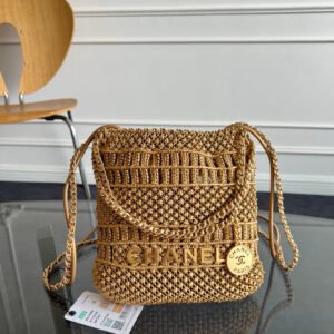 𝐂𝐡𝐚𝐧𝐞𝐥 25A mini bag shoulder strap removable
Size: 23x18.5x6 (cm)
mini 22bag golden hand-woven cowhide bag🉑This bag is really eye-catching and stunning. The weaving process is also very summery. It is suitable for matching with all kinds of small and cool ones. The whole thing is woven from calfskin. It is compact and exquisite. 🤌One bag is multi-purpose. It can be carried crossbody, carried by hand or carried on the shoulder. You can also use the adjustment buckle to turn it into a different carrying method🫡It is perfect There is enough room for daily necessities. The most important color is the color that attracts wealth🥳🥳Hurry in