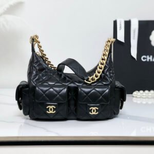 𝐂𝐡𝐚𝐧𝐞𝟏 25𝙘 4 pocket hippie bag 𝙝𝙤𝙗𝙤 small size original leather 🍃

Made of Italian 🇮🇹【square】lambskin from the original factory, with superior water-dyeing technology, it is soft and smooth, with fine pores and a transparent base, which cannot be imitated by non-domestic leather factories!

Size: 22x31x15cm
Style number: 5339Y841