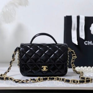 𝟐𝟒𝐀 Messenger bag with handle, original leather, black gold

Original 🇫🇷Bodin.joyeux oil-waxed sheepskin, extremely fine pores, full color, great hand feel, soft and delicate texture, equipped with all-copper distressed hardware, original factory data welcome to compare!

Size: 20x20x7cm
Style number: 4992Y831