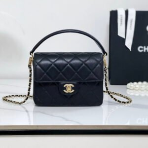 24𝒌 𝑪𝑭 handle accordion flap bag original leather

🇫🇷French "HAAS" ball-grained original first-grade cowhide, which feels thick, soft and delicate, and the pores on the leather surface are clearly visible and elastic. Coupled with the original full copper 0.05 thick gold, aged thick gold 24K sand gold texture, very high-end~

Size: 19x14x4.5cm
Style number: 5165Y831