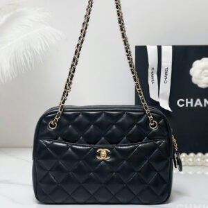 24k gold coin camera bag large original leather

Italian 🇮🇹 "GR" first-grade original lambskin, with clear and transparent pores on the leather surface, pure plant water dyeing process, the luster is translucent, and the oily texture overflows the screen. Equipped with all-copper distressed hardware, original factory data is welcome to compare!

Size: 19x24x9cm
Style number: 5187Y