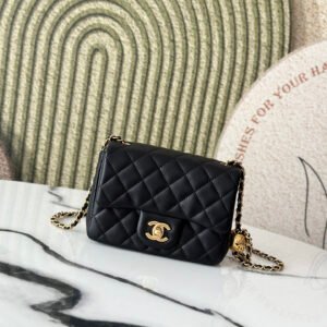 P650 25 version Xiaoxiang spring and summer new style Fang Fatzi 1786
Leather: Made of imported mixed goat leather, which feels delicate and soft
Hardware: original distressed hardware, small gold balls to adjust the length of the shoulder straps
The little fat man can accommodate all models,
, keys, tissues, and all the necessities that a girl can think of when going out can be put in it! It can be carried on one shoulder, cross-body, or used as a
Versatile style suitable for girls of all styles!
Size: 18*7*13,
9965070