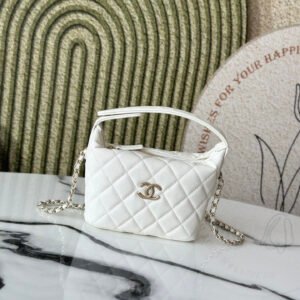 New style 𝟐𝟓𝐀embossed buckle lunch box bag
The lunch box bag is really a popular item.
Can be held in hand or carried cross-body, the best value for money
The large double C logo embossed in black gold enhances the overall sophistication🆙
The pebbled leather is very durable and high-quality, and the chain is removable.
The length is friendly to little people
The capacity is also very good👍🏻It’s a cute little thing that people can’t refuse~
It’s cute and a bit like dumplings🥟
No.: 3357 white embossed buckle
Size: 𝟏𝟗*𝟐𝟏*𝟔𝐂𝐦
P600