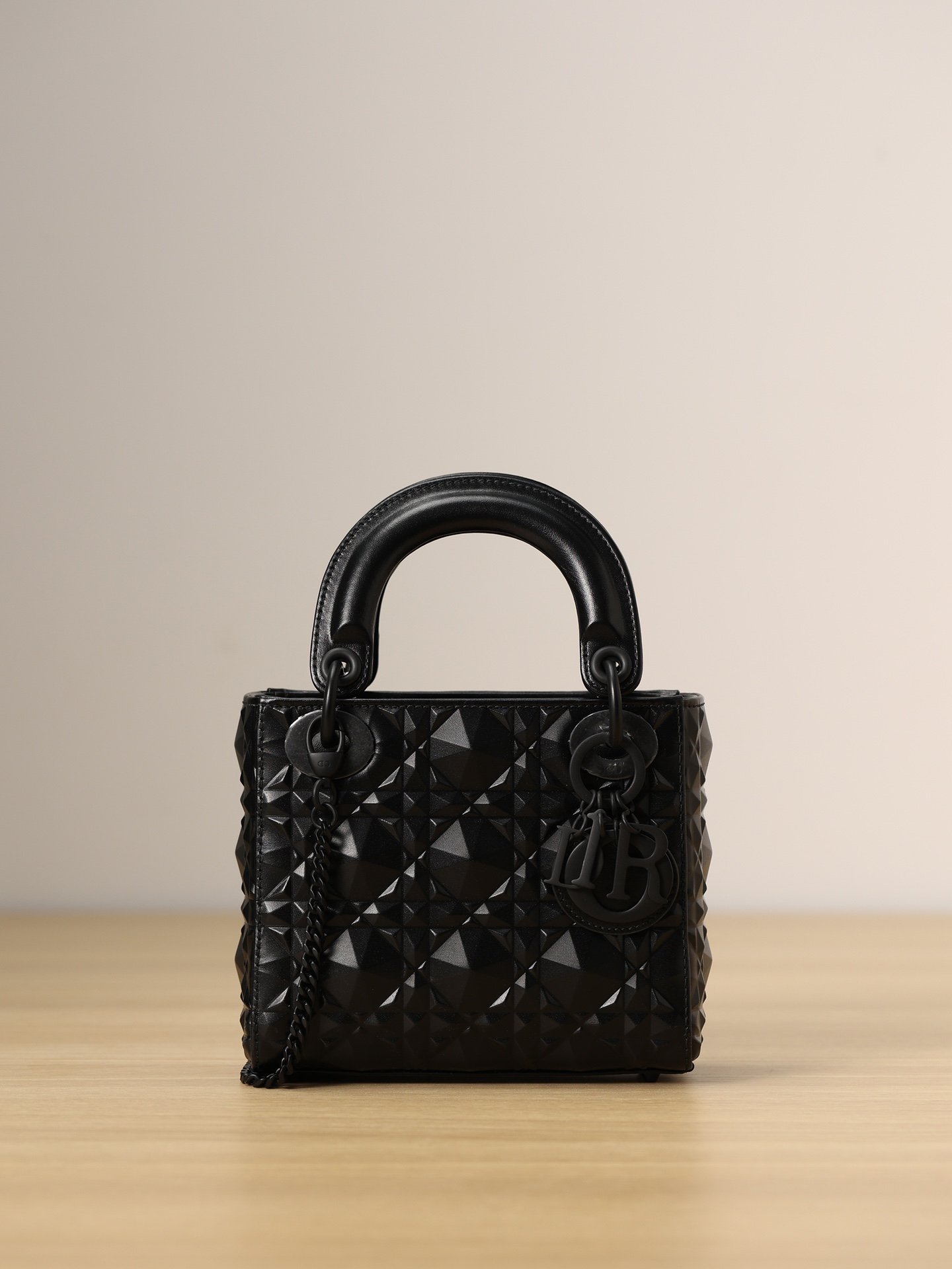 Genuine original goods, ZP grade quality, we ensure that all materials, hardware, sewing lines and oil edges are 100% raw materials
#新品 will be shipped on the 20th of this month. Pre-sale now. The first one.
MINI LADY DIOR BAG BLACK CAW Leather Diamond Shape Cannage Pattern
Dimensions: 17 x 15 x 7 cm
The Lady Dior bag epitomizes Dior's deep vision of elegance and beauty.
Elegant and classic, timeless. Crafted from black calfskin, Dior's signature cannage topstitching is reimagined in a diamond-shaped pattern.
The tonal metal 'D.I.O.R.' charm adds elegance. Mini style with detachable chain strap for hand, shoulder or cross-body wear.
Detachable chain shoulder strap
Internal zip pocket
Can be combined with other embroidered shoulder straps
Dust bag included