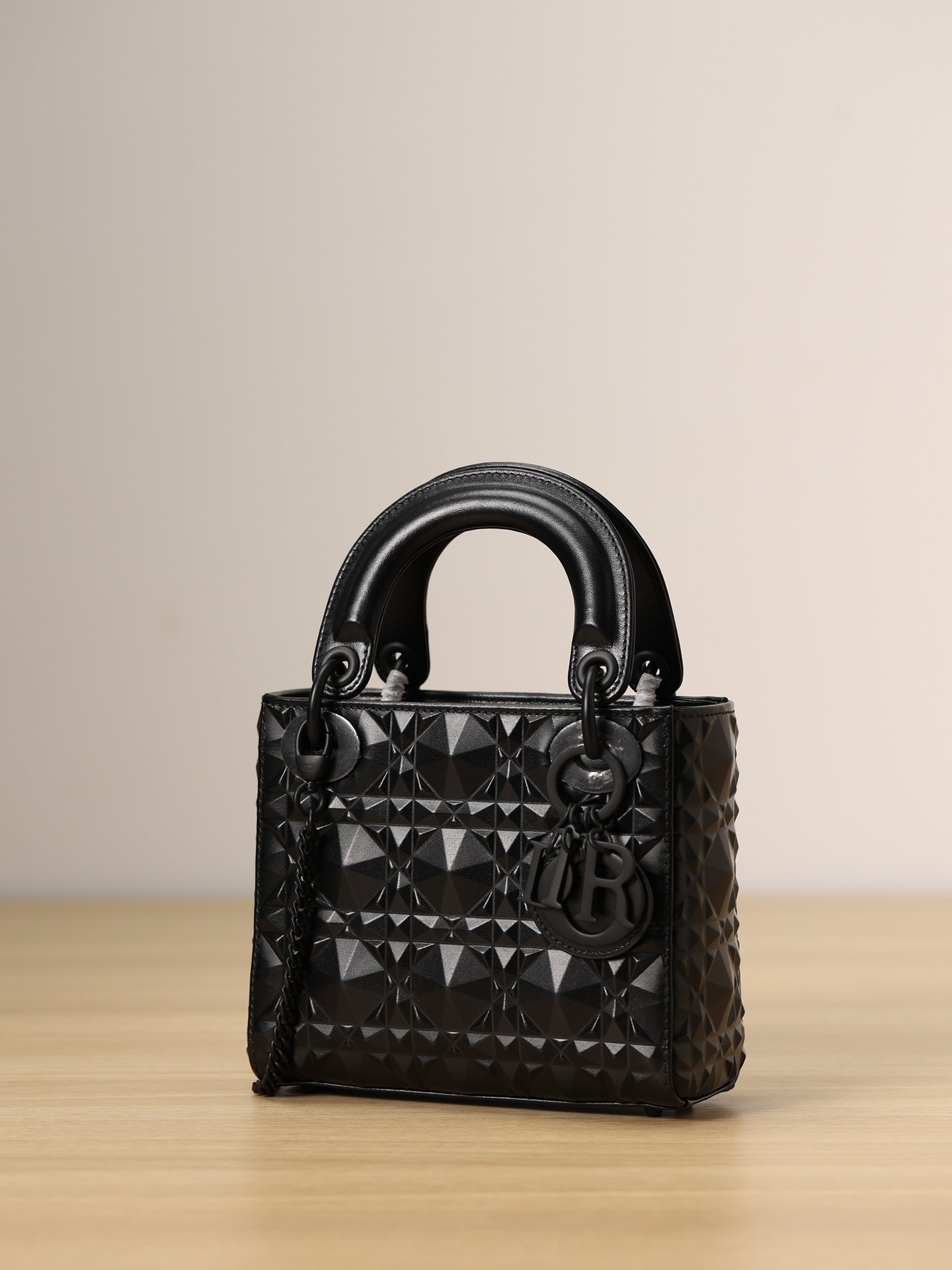 Genuine original goods, ZP grade quality, we ensure that all materials, hardware, sewing lines and oil edges are 100% raw materials
#新品 will be shipped on the 20th of this month. Pre-sale now. The first one.
MINI LADY DIOR BAG BLACK CAW Leather Diamond Shape Cannage Pattern
Dimensions: 17 x 15 x 7 cm
The Lady Dior bag epitomizes Dior's deep vision of elegance and beauty.
Elegant and classic, timeless. Crafted from black calfskin, Dior's signature cannage topstitching is reimagined in a diamond-shaped pattern.
The tonal metal 'D.I.O.R.' charm adds elegance. Mini style with detachable chain strap for hand, shoulder or cross-body wear.
Detachable chain shoulder strap
Internal zip pocket
Can be combined with other embroidered shoulder straps
Dust bag included - Image 2