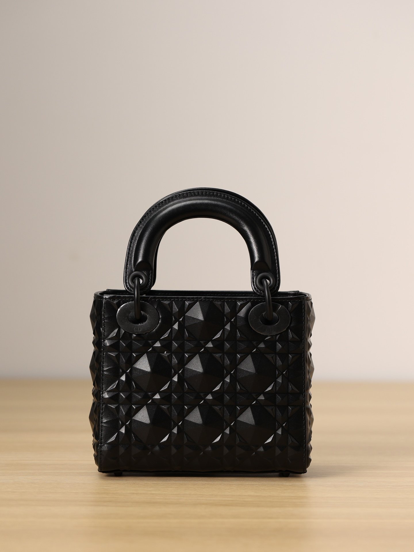 Genuine original goods, ZP grade quality, we ensure that all materials, hardware, sewing lines and oil edges are 100% raw materials
#新品 will be shipped on the 20th of this month. Pre-sale now. The first one.
MINI LADY DIOR BAG BLACK CAW Leather Diamond Shape Cannage Pattern
Dimensions: 17 x 15 x 7 cm
The Lady Dior bag epitomizes Dior's deep vision of elegance and beauty.
Elegant and classic, timeless. Crafted from black calfskin, Dior's signature cannage topstitching is reimagined in a diamond-shaped pattern.
The tonal metal 'D.I.O.R.' charm adds elegance. Mini style with detachable chain strap for hand, shoulder or cross-body wear.
Detachable chain shoulder strap
Internal zip pocket
Can be combined with other embroidered shoulder straps
Dust bag included - Image 4