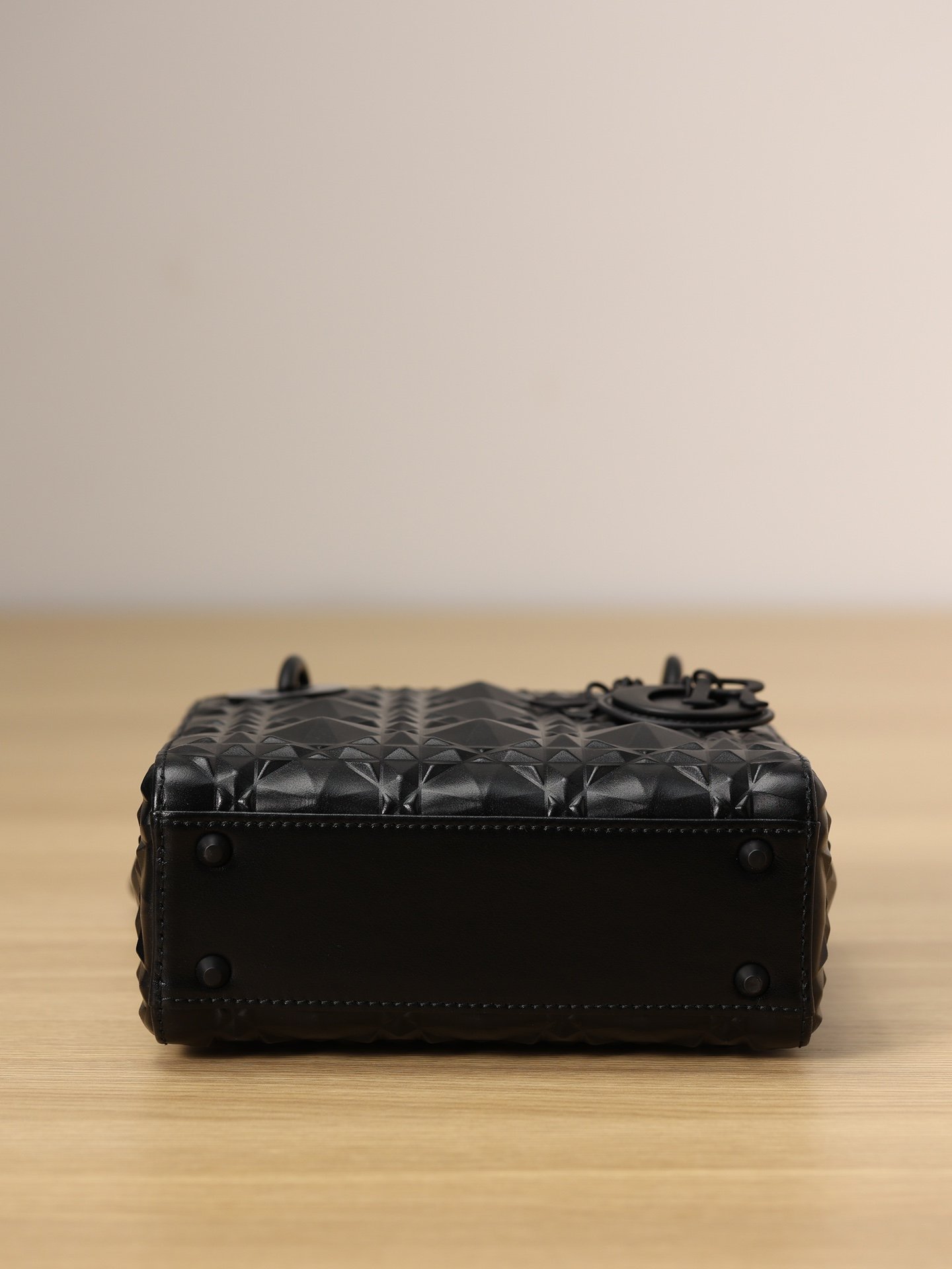 Genuine original goods, ZP grade quality, we ensure that all materials, hardware, sewing lines and oil edges are 100% raw materials
#新品 will be shipped on the 20th of this month. Pre-sale now. The first one.
MINI LADY DIOR BAG BLACK CAW Leather Diamond Shape Cannage Pattern
Dimensions: 17 x 15 x 7 cm
The Lady Dior bag epitomizes Dior's deep vision of elegance and beauty.
Elegant and classic, timeless. Crafted from black calfskin, Dior's signature cannage topstitching is reimagined in a diamond-shaped pattern.
The tonal metal 'D.I.O.R.' charm adds elegance. Mini style with detachable chain strap for hand, shoulder or cross-body wear.
Detachable chain shoulder strap
Internal zip pocket
Can be combined with other embroidered shoulder straps
Dust bag included - Image 5