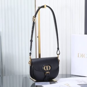 Original factory grade black trumpet in stock‼ ️

Bobby series is a bag that looks a thousand times better in person than in the picture🙋🏻‍♀️, exquisite and handsome, made of calfskin with excellent feel🐂, both high-end and wear-resistant, the shoulder straps are adjustable, the capacity is also very large, more than enough for two mobile phones, and the key is that it goes well with clothes😘

size：18*14*5cm