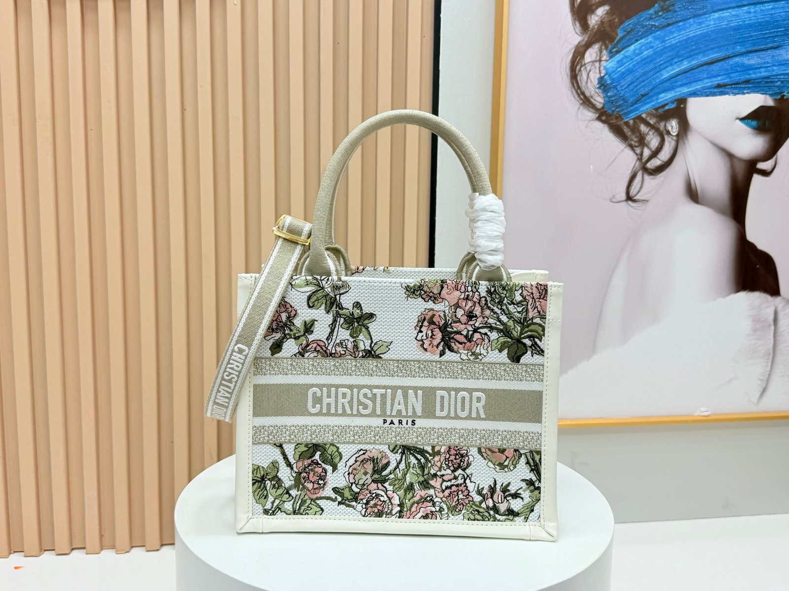 Small size with leather
๐๐๐ข๐ฅ ๐ฏ๐ผ๐ผ๐ธ ๐๐ผ๐๐ฒ24 early spring new style
I have to say, the D family is really good at playing.
The tote that can be carried on your back is here! Not great at all
Another popular model is derived from the most classic tote.
More and more people love to carry big bags, which is truly genderless
Whether it is carried by hand or cross-body, commuting, fitness and business trips are stress-free.
The overall shape is stylish and wonโt collapse. I canโt wait to carry it every day.
Big bag lovers can close their eyes! !
26ร12ร21cm
Model 8835 March Red