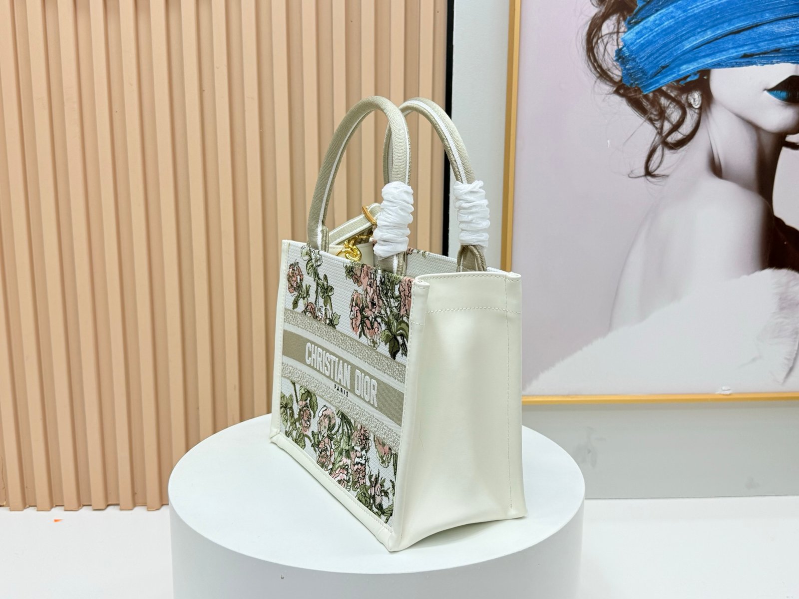 Small size with leather
๐๐๐ข๐ฅ ๐ฏ๐ผ๐ผ๐ธ ๐๐ผ๐๐ฒ24 early spring new style
I have to say, the D family is really good at playing.
The tote that can be carried on your back is here! Not great at all
Another popular model is derived from the most classic tote.
More and more people love to carry big bags, which is truly genderless
Whether it is carried by hand or cross-body, commuting, fitness and business trips are stress-free.
The overall shape is stylish and wonโt collapse. I canโt wait to carry it every day.
Big bag lovers can close their eyes! !
26ร12ร21cm
Model 8835 March Red - Image 3