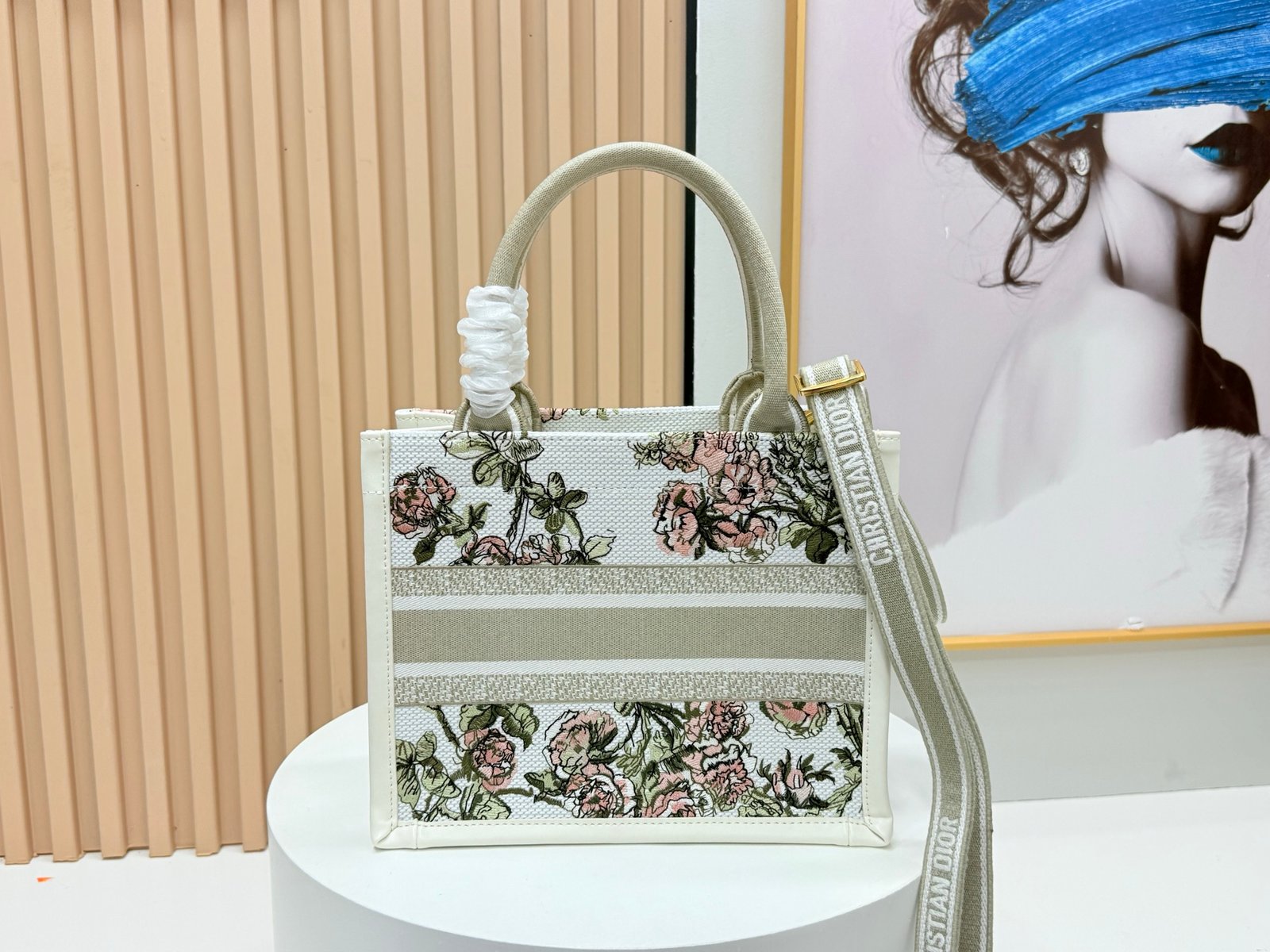 Small size with leather
๐๐๐ข๐ฅ ๐ฏ๐ผ๐ผ๐ธ ๐๐ผ๐๐ฒ24 early spring new style
I have to say, the D family is really good at playing.
The tote that can be carried on your back is here! Not great at all
Another popular model is derived from the most classic tote.
More and more people love to carry big bags, which is truly genderless
Whether it is carried by hand or cross-body, commuting, fitness and business trips are stress-free.
The overall shape is stylish and wonโt collapse. I canโt wait to carry it every day.
Big bag lovers can close their eyes! !
26ร12ร21cm
Model 8835 March Red - Image 4