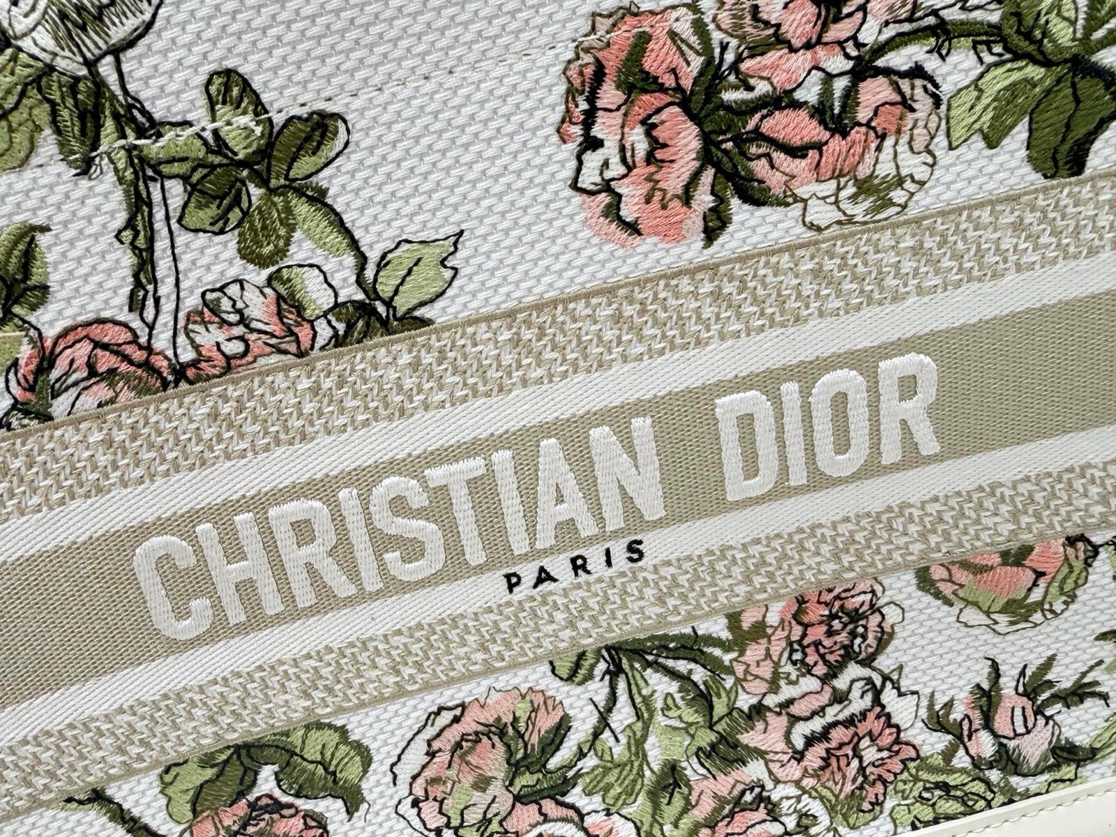 Small size with leather
๐๐๐ข๐ฅ ๐ฏ๐ผ๐ผ๐ธ ๐๐ผ๐๐ฒ24 early spring new style
I have to say, the D family is really good at playing.
The tote that can be carried on your back is here! Not great at all
Another popular model is derived from the most classic tote.
More and more people love to carry big bags, which is truly genderless
Whether it is carried by hand or cross-body, commuting, fitness and business trips are stress-free.
The overall shape is stylish and wonโt collapse. I canโt wait to carry it every day.
Big bag lovers can close their eyes! !
26ร12ร21cm
Model 8835 March Red - Image 5