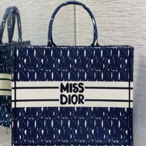 Large size in stock‼ ️
Tote's latest spring and summer series, the MissDior embroidery pattern, brings the breath of summer to your face, advanced color matching, iconic letters, super large capacity design, concave shape artifact, a must-have for fashionistas, the capacity is also appropriate, just throw all kinds of sundries inside
size:42*18*35cm