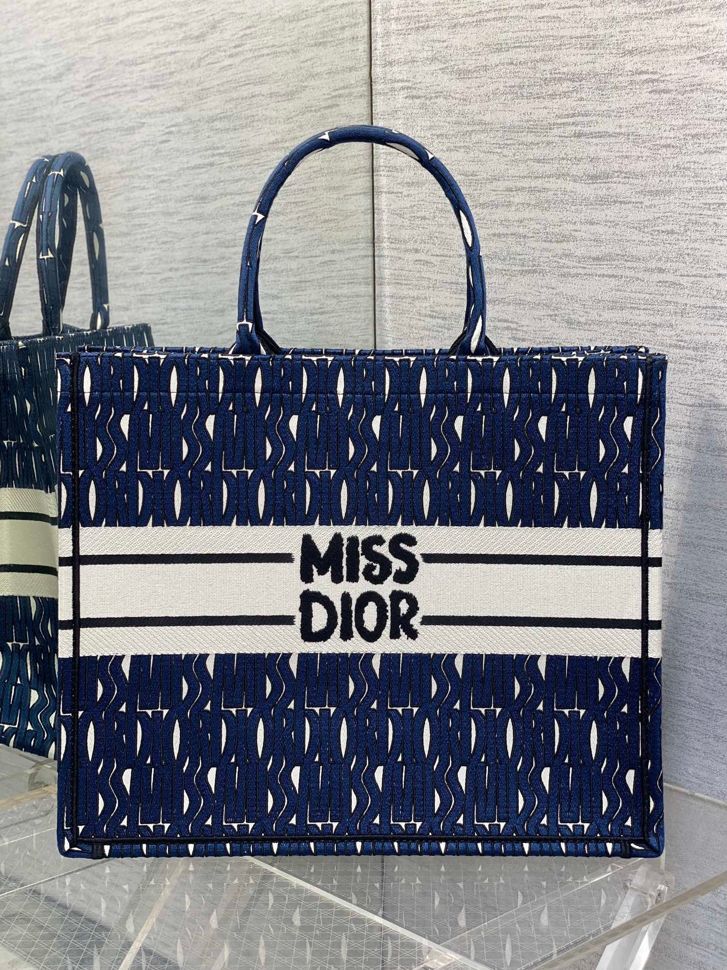 Large size in stock‼ ️
Tote's latest spring and summer series, the MissDior embroidery pattern, brings the breath of summer to your face, advanced color matching, iconic letters, super large capacity design, concave shape artifact, a must-have for fashionistas, the capacity is also appropriate, just throw all kinds of sundries inside
size:42*18*35cm