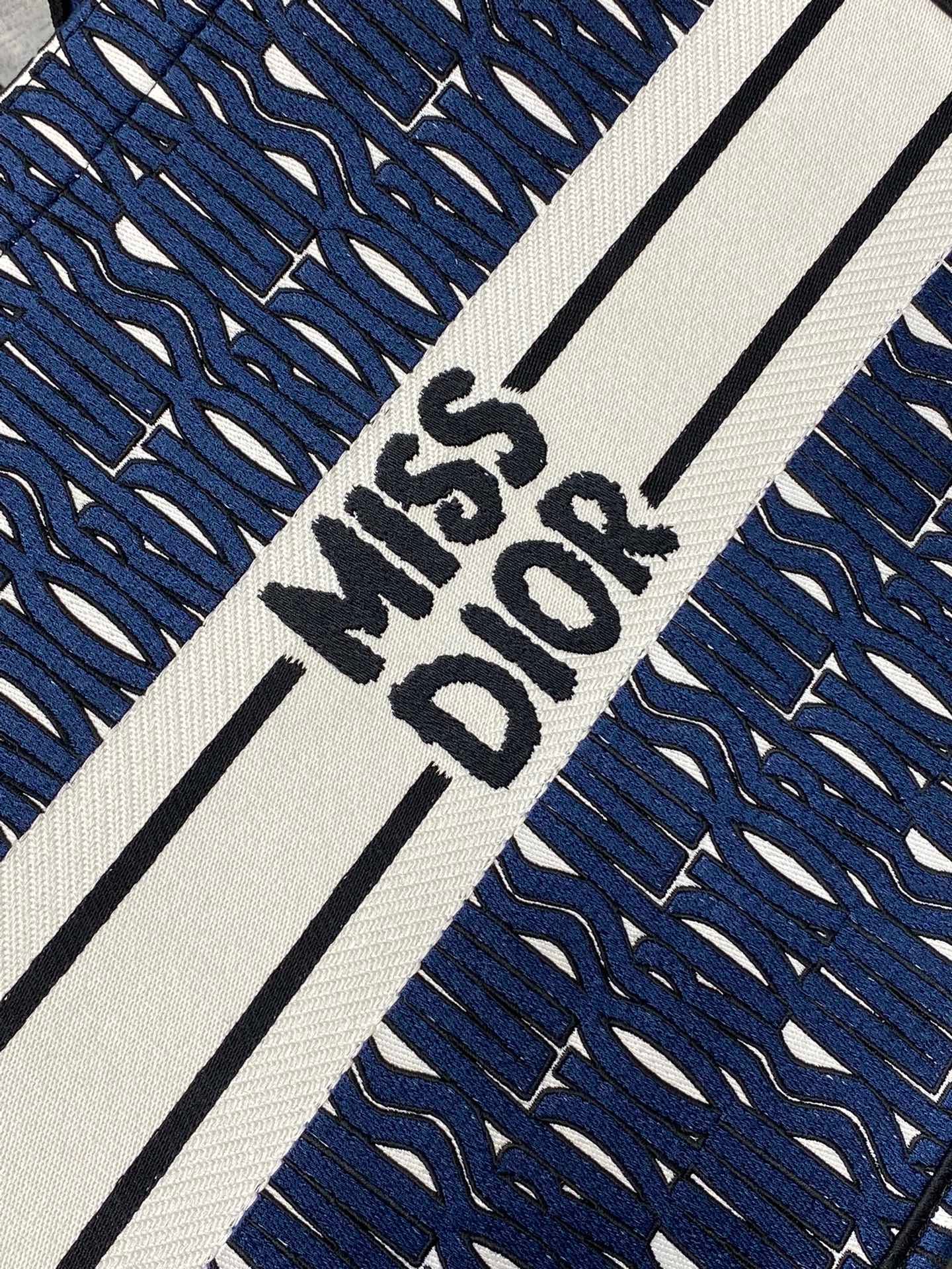 Large size in stock‼ ️
Tote's latest spring and summer series, the MissDior embroidery pattern, brings the breath of summer to your face, advanced color matching, iconic letters, super large capacity design, concave shape artifact, a must-have for fashionistas, the capacity is also appropriate, just throw all kinds of sundries inside
size:42*18*35cm - Image 2