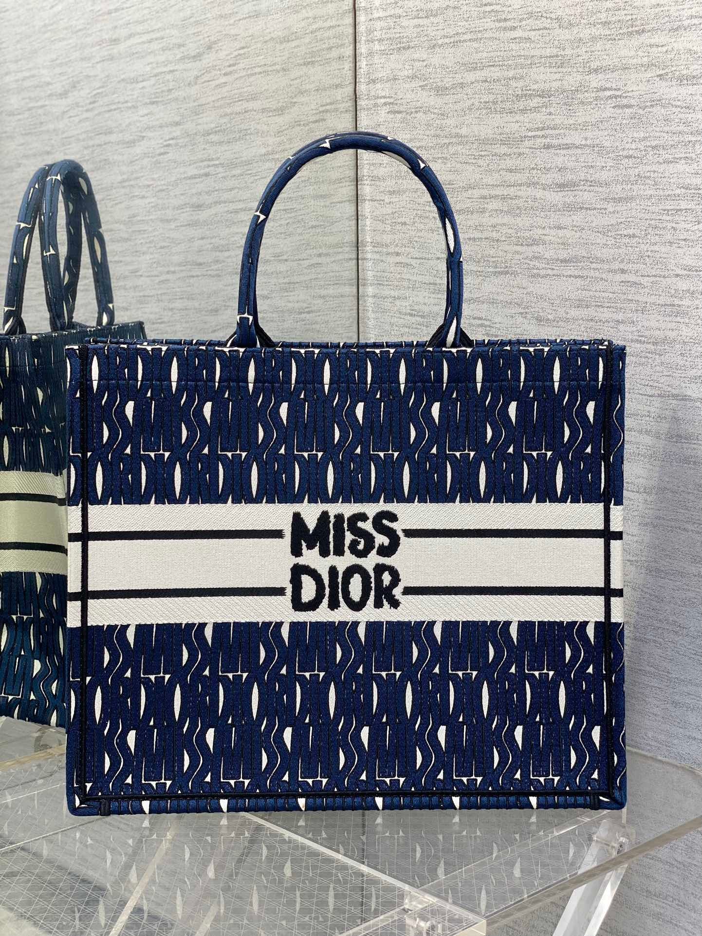 Large size in stock‼ ️
Tote's latest spring and summer series, the MissDior embroidery pattern, brings the breath of summer to your face, advanced color matching, iconic letters, super large capacity design, concave shape artifact, a must-have for fashionistas, the capacity is also appropriate, just throw all kinds of sundries inside
size:42*18*35cm - Image 4
