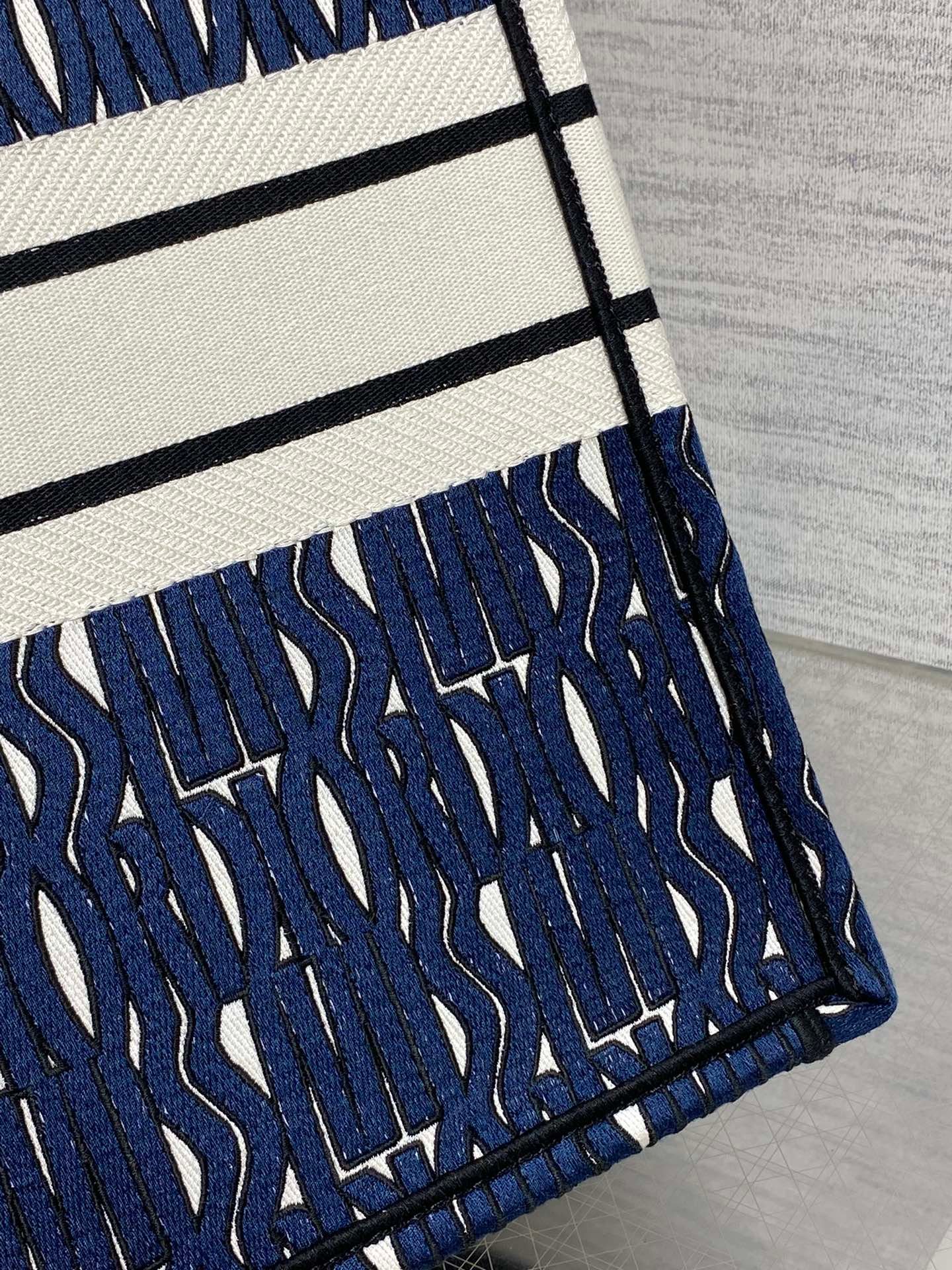 Large size in stock‼ ️
Tote's latest spring and summer series, the MissDior embroidery pattern, brings the breath of summer to your face, advanced color matching, iconic letters, super large capacity design, concave shape artifact, a must-have for fashionistas, the capacity is also appropriate, just throw all kinds of sundries inside
size:42*18*35cm - Image 5